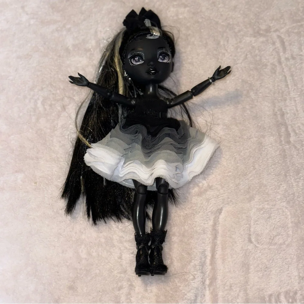Rainbow High Shadow High Series 1 Shanelle Onyx Grayscale Fashion Doll Set